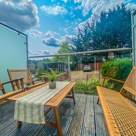 2 Bedroom City Centre Apartment In High Wycombe With Parking Extérieur photo