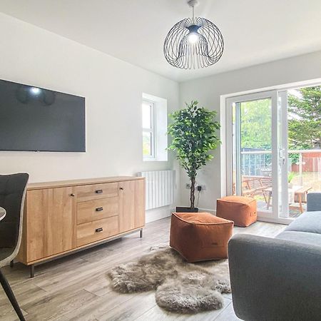 2 Bedroom City Centre Apartment In High Wycombe With Parking Extérieur photo