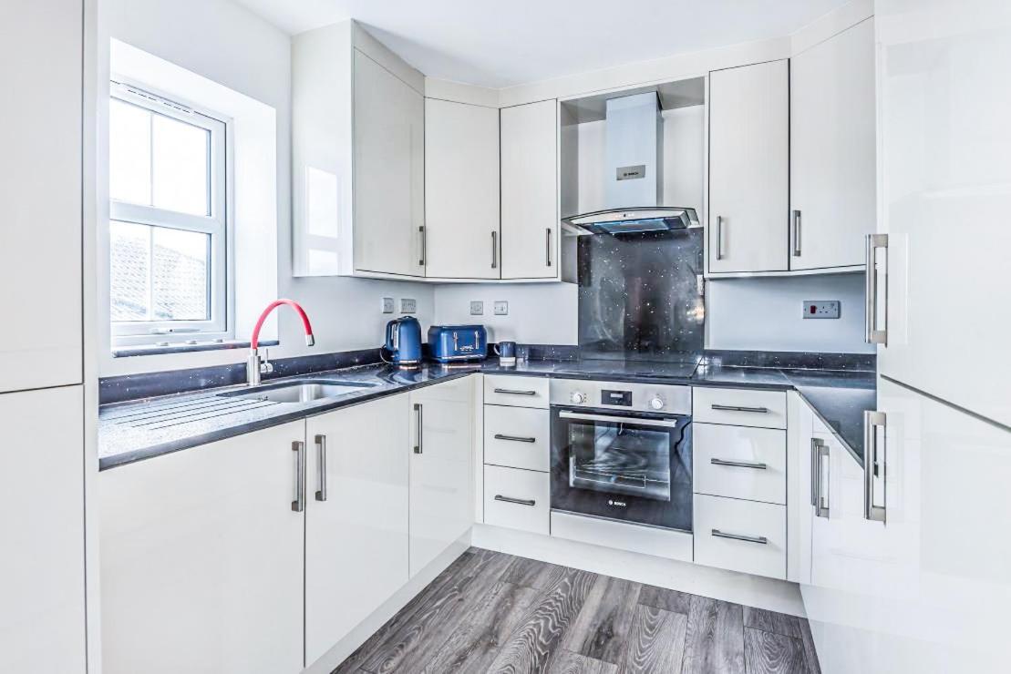 2 Bedroom City Centre Apartment In High Wycombe With Parking Extérieur photo