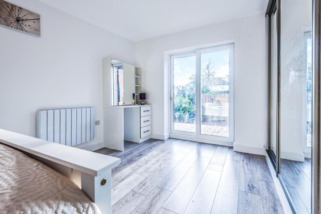 2 Bedroom City Centre Apartment In High Wycombe With Parking Extérieur photo