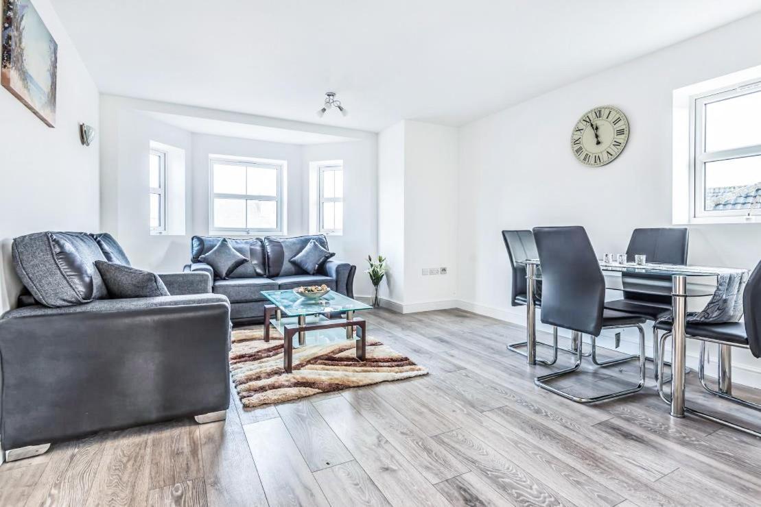 2 Bedroom City Centre Apartment In High Wycombe With Parking Extérieur photo
