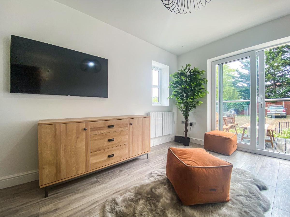 2 Bedroom City Centre Apartment In High Wycombe With Parking Extérieur photo