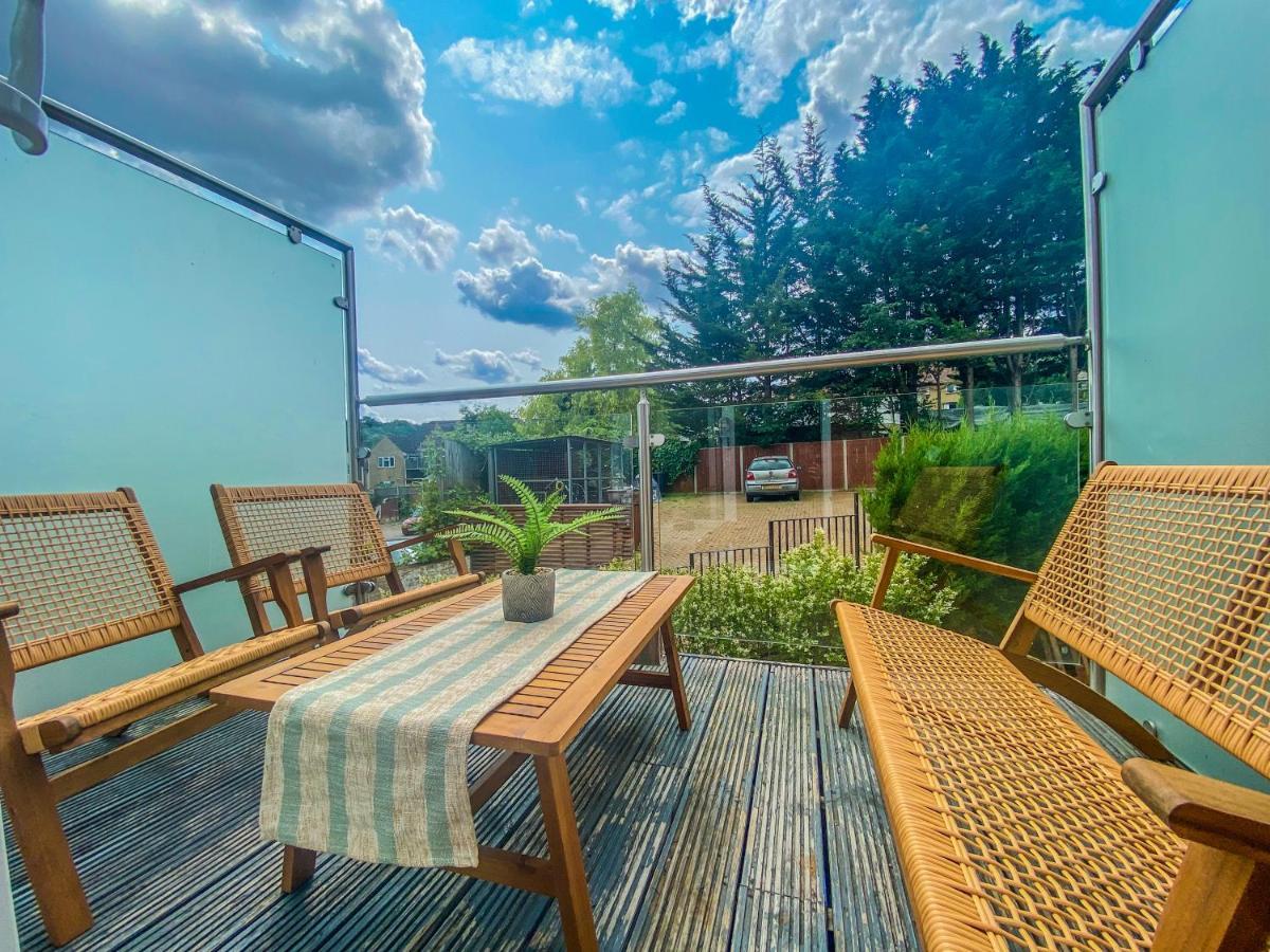 2 Bedroom City Centre Apartment In High Wycombe With Parking Extérieur photo