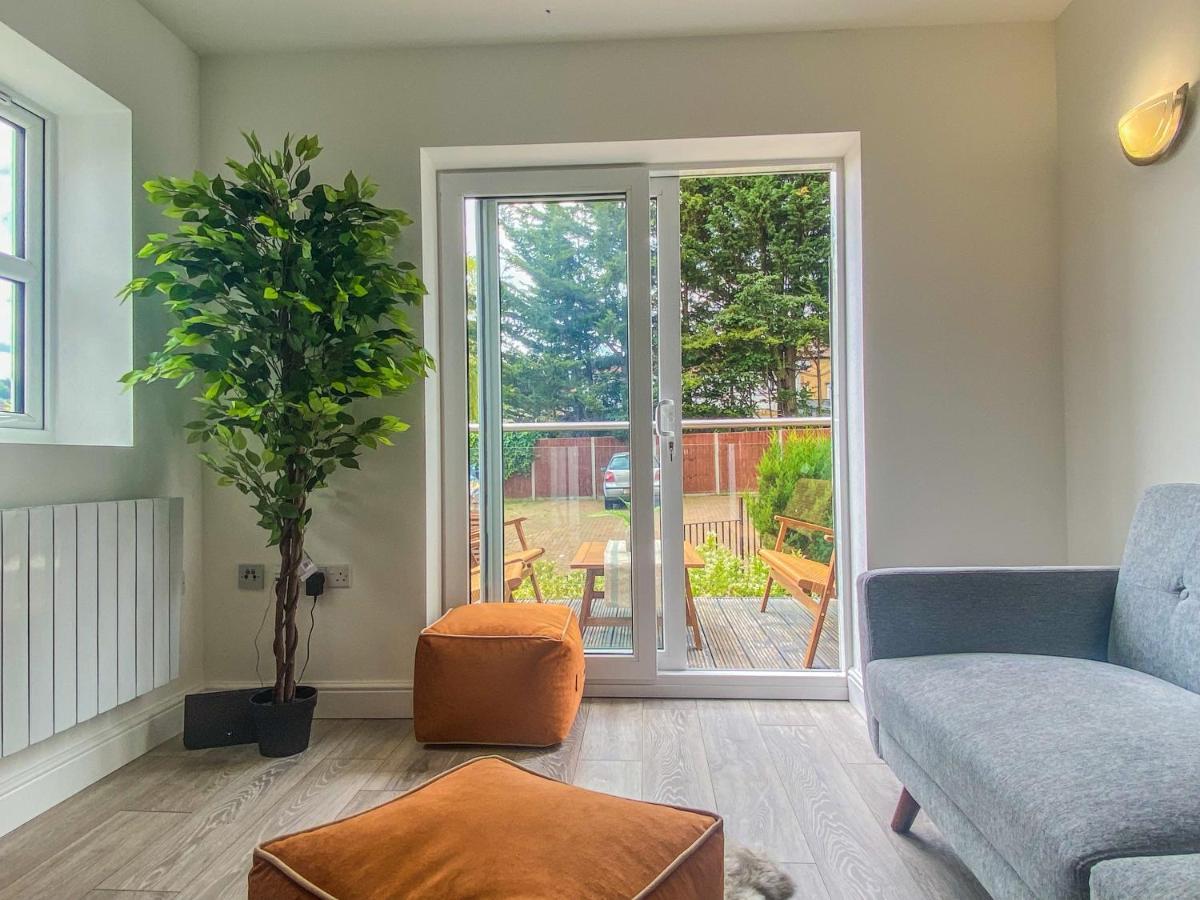 2 Bedroom City Centre Apartment In High Wycombe With Parking Extérieur photo