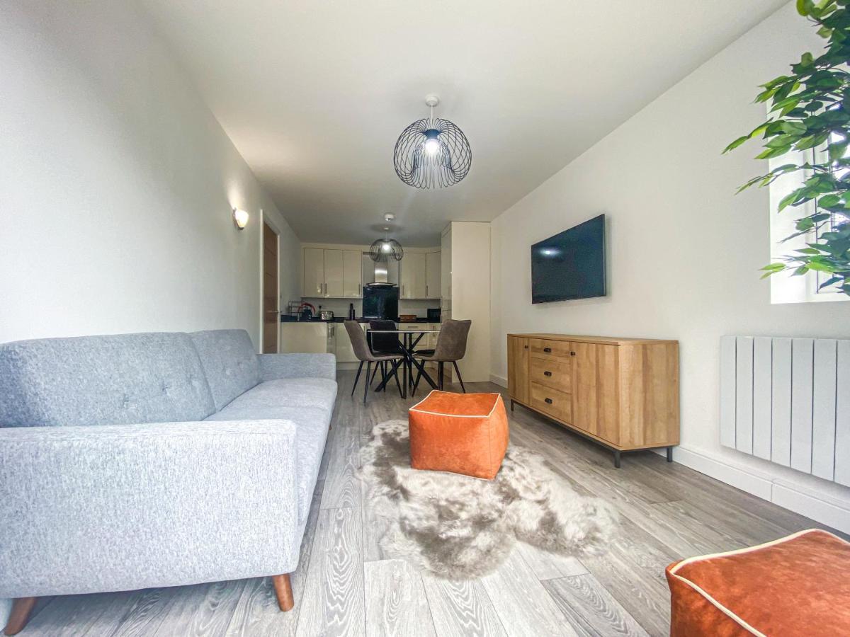 2 Bedroom City Centre Apartment In High Wycombe With Parking Extérieur photo
