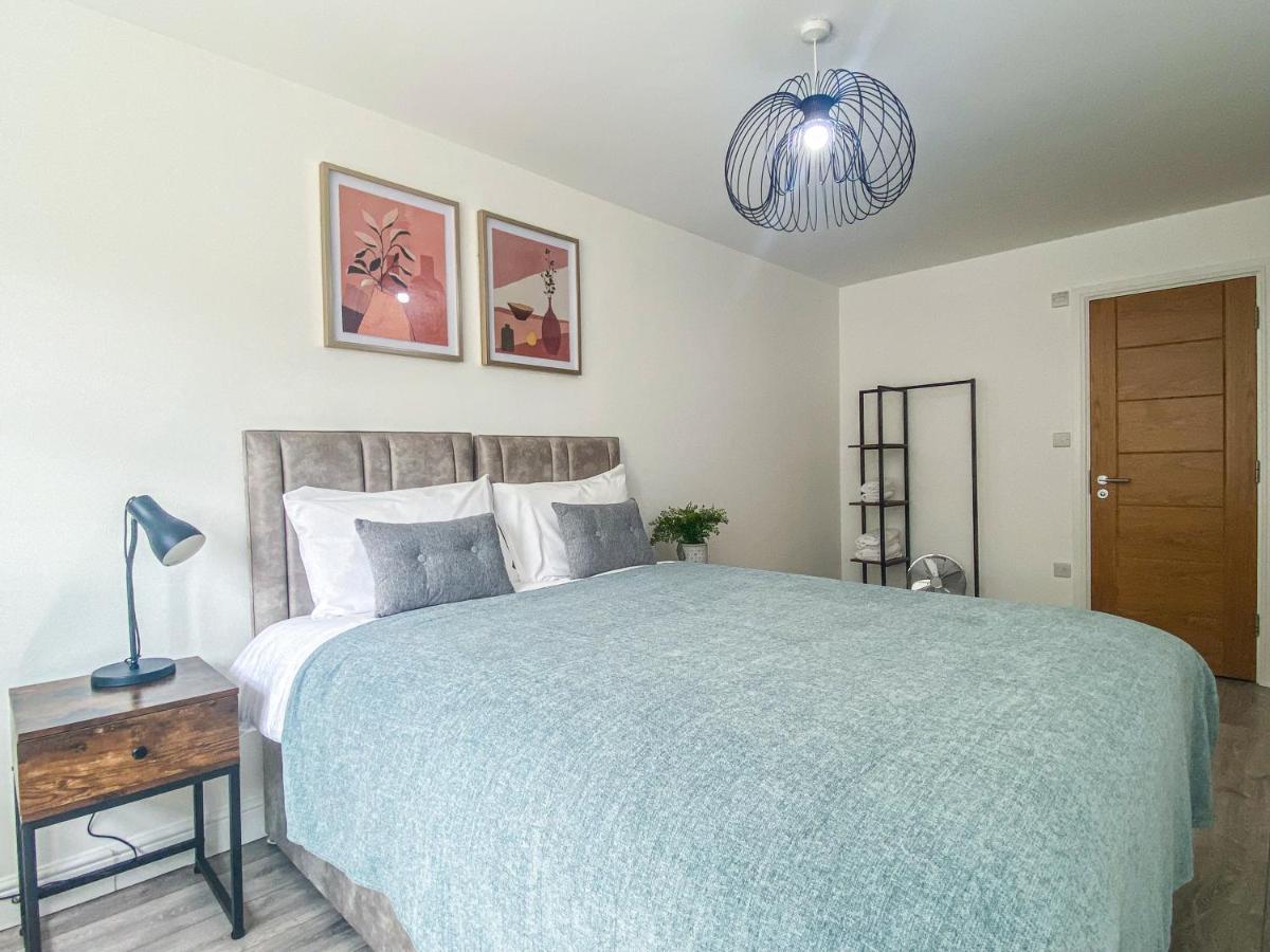 2 Bedroom City Centre Apartment In High Wycombe With Parking Extérieur photo