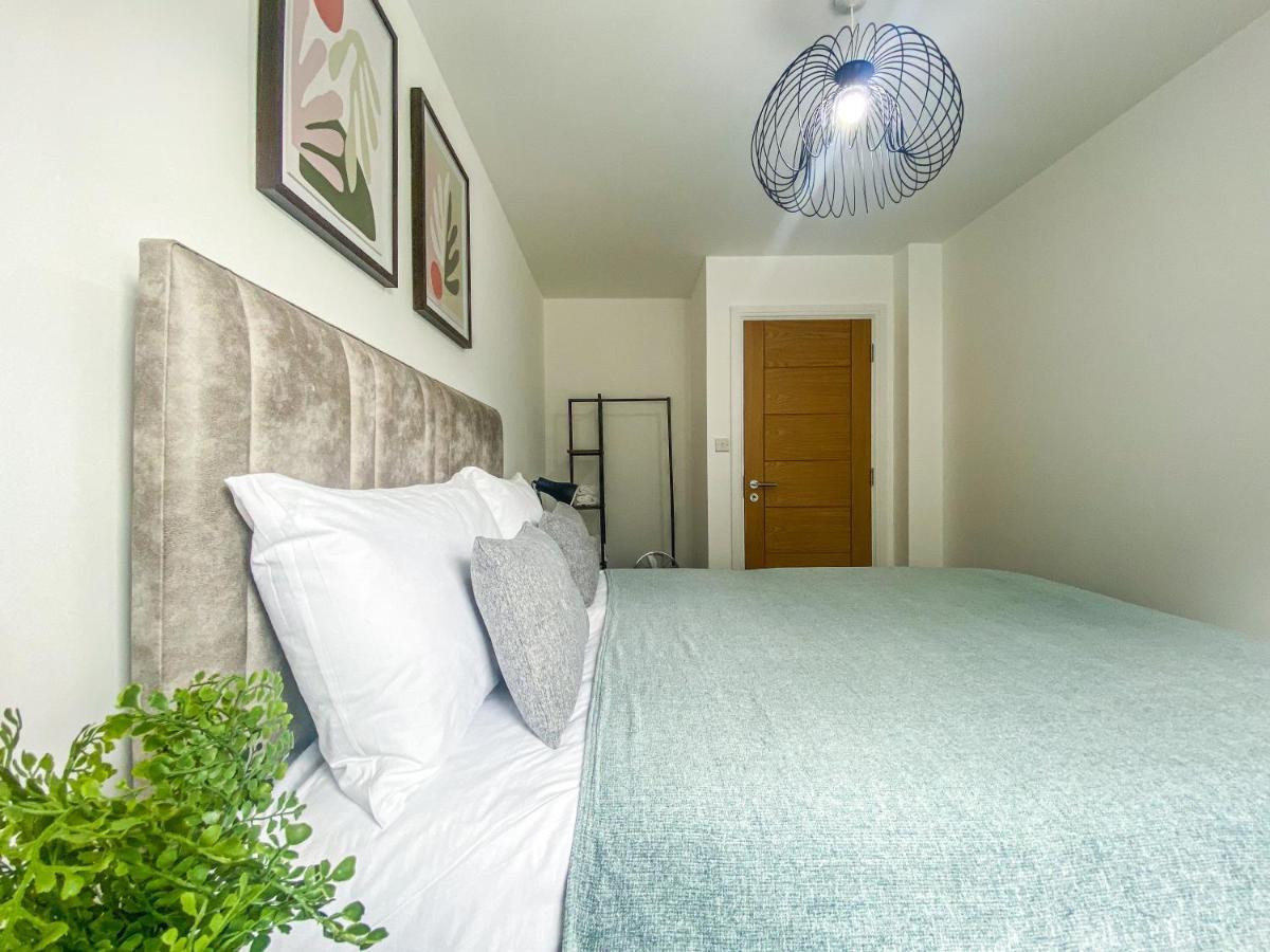 2 Bedroom City Centre Apartment In High Wycombe With Parking Extérieur photo