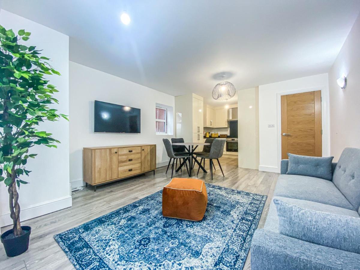 2 Bedroom City Centre Apartment In High Wycombe With Parking Extérieur photo