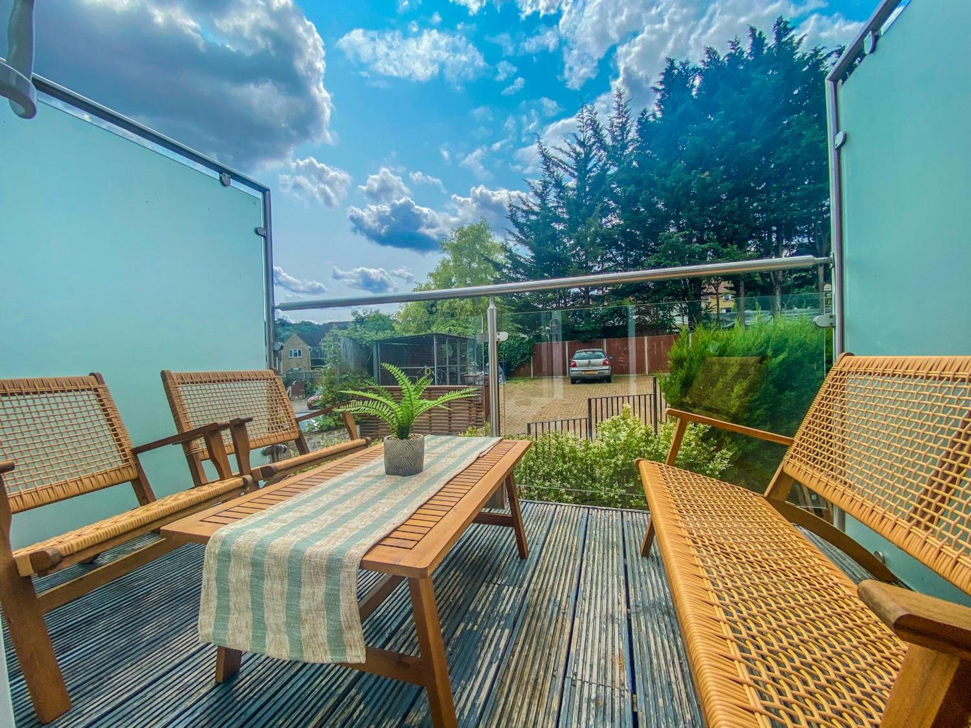 2 Bedroom City Centre Apartment In High Wycombe With Parking Extérieur photo