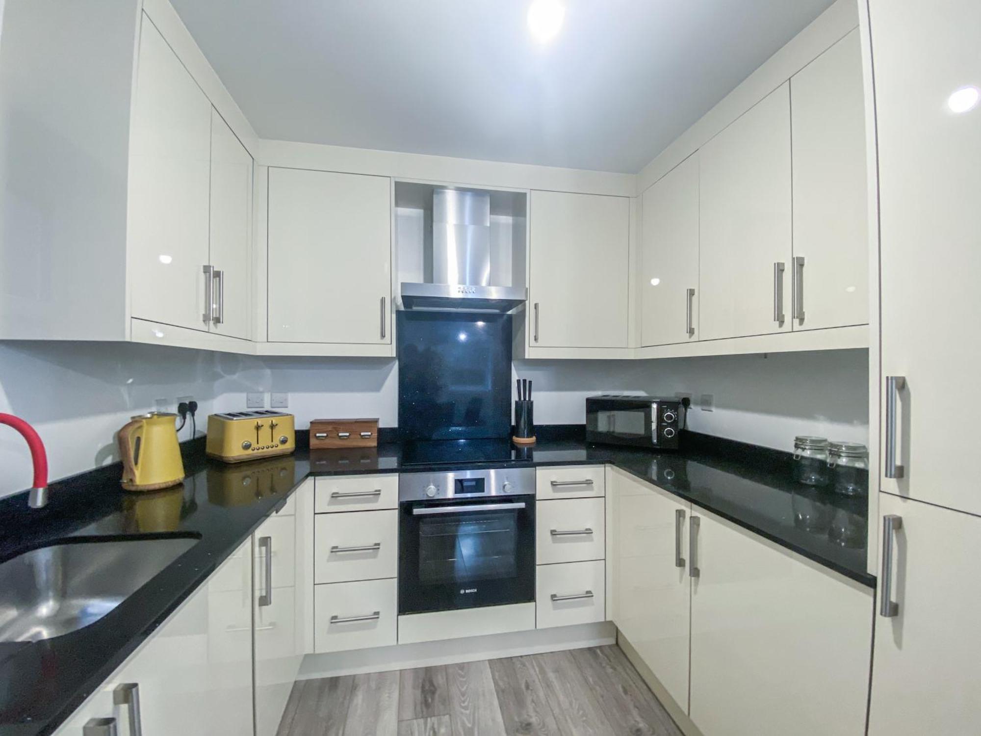 2 Bedroom City Centre Apartment In High Wycombe With Parking Extérieur photo