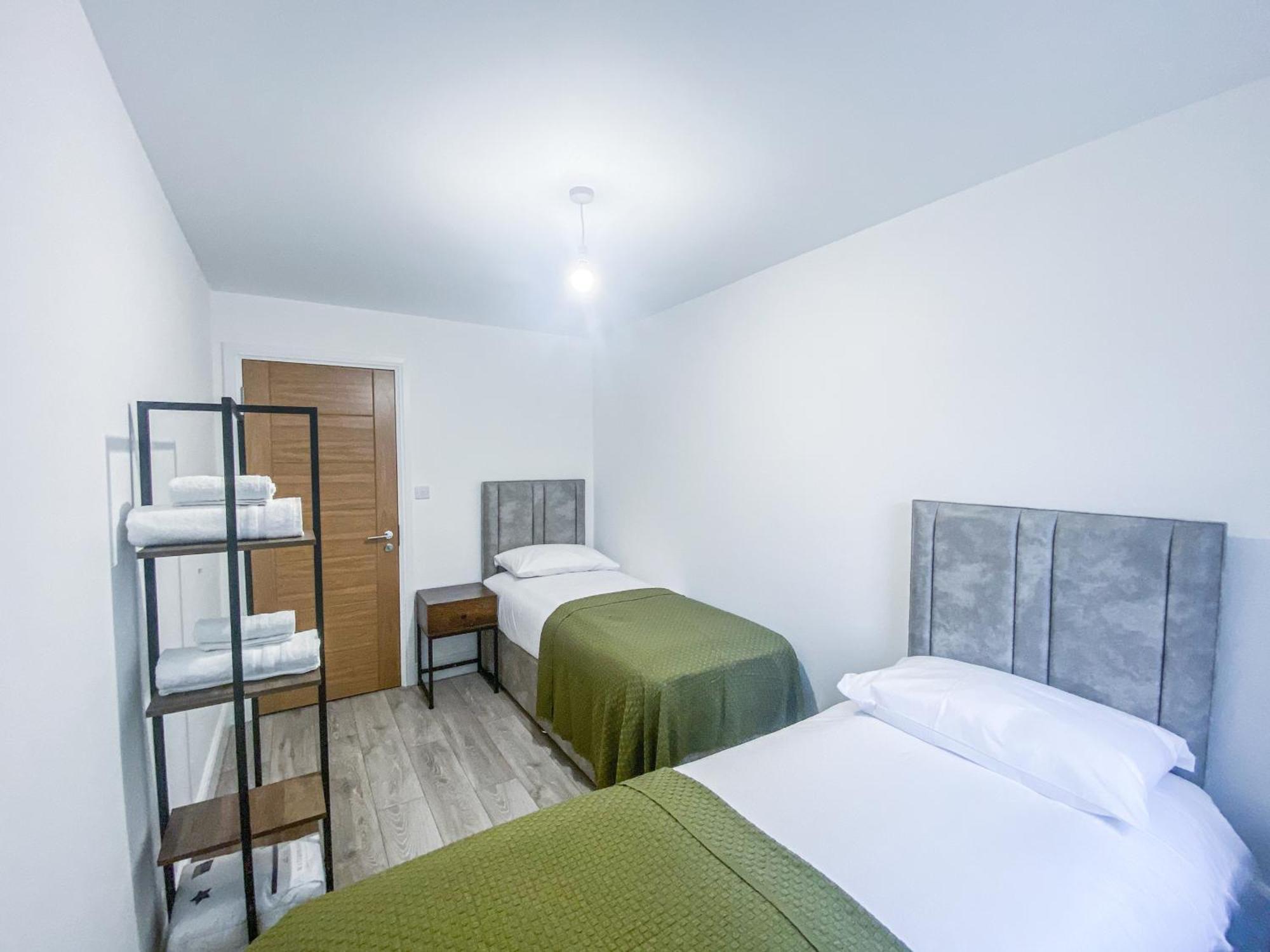 2 Bedroom City Centre Apartment In High Wycombe With Parking Extérieur photo