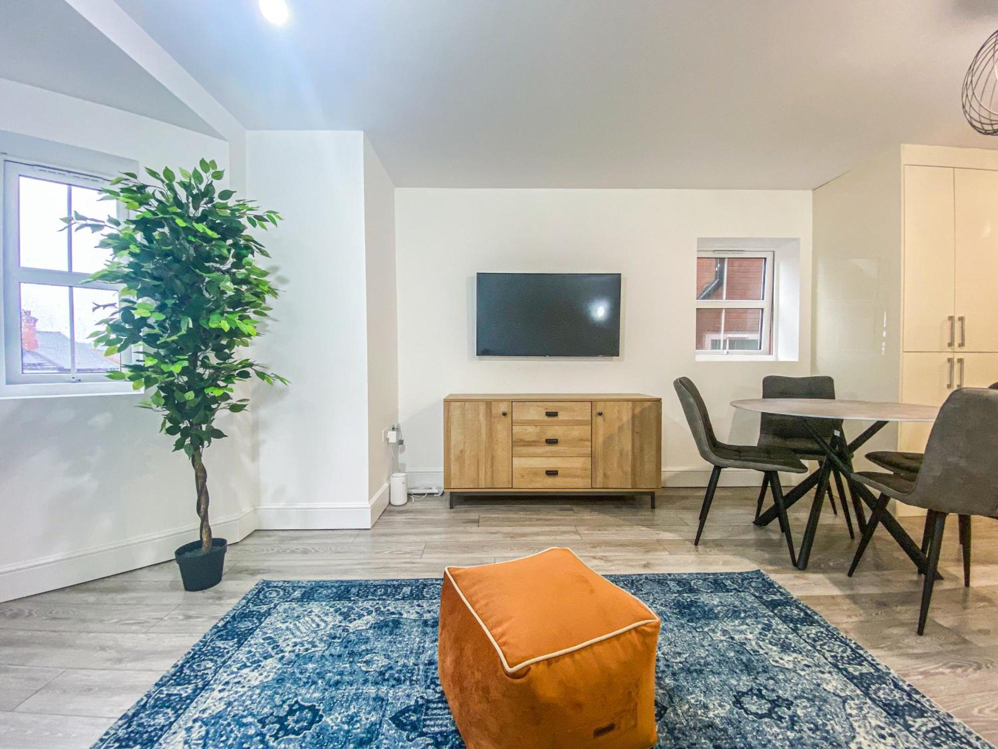 2 Bedroom City Centre Apartment In High Wycombe With Parking Extérieur photo