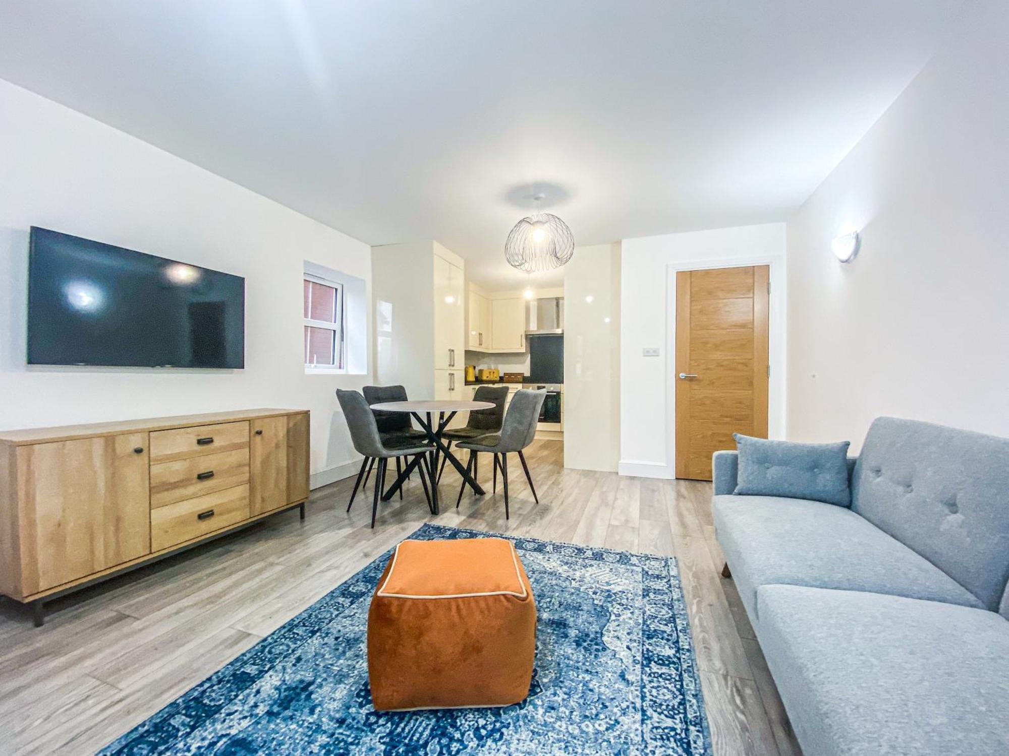 2 Bedroom City Centre Apartment In High Wycombe With Parking Extérieur photo