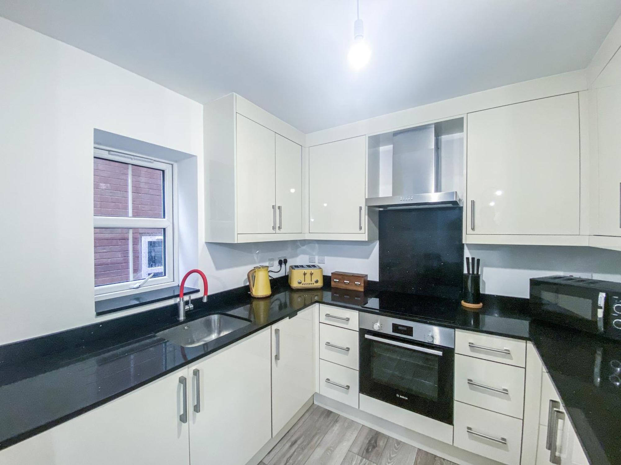 2 Bedroom City Centre Apartment In High Wycombe With Parking Extérieur photo