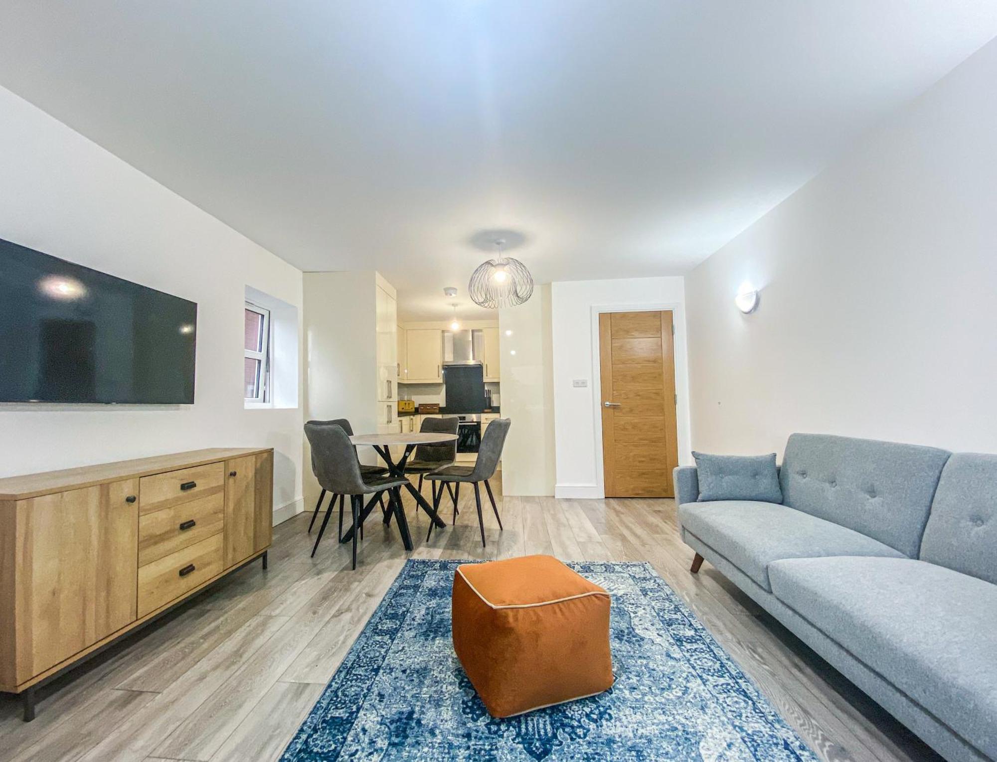 2 Bedroom City Centre Apartment In High Wycombe With Parking Extérieur photo