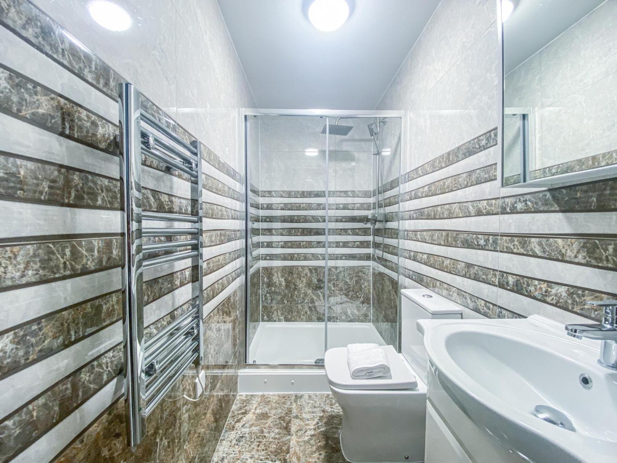 2 Bedroom City Centre Apartment In High Wycombe With Parking Extérieur photo