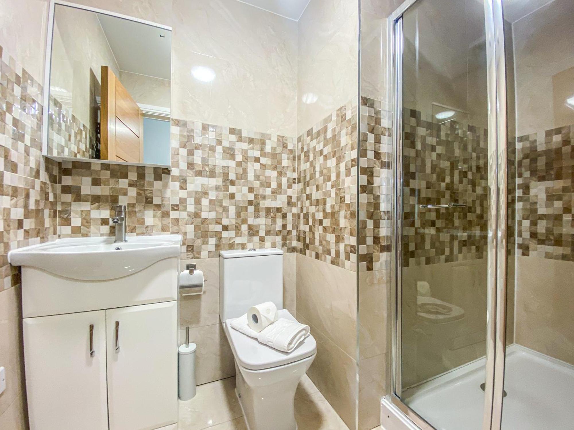 2 Bedroom City Centre Apartment In High Wycombe With Parking Extérieur photo