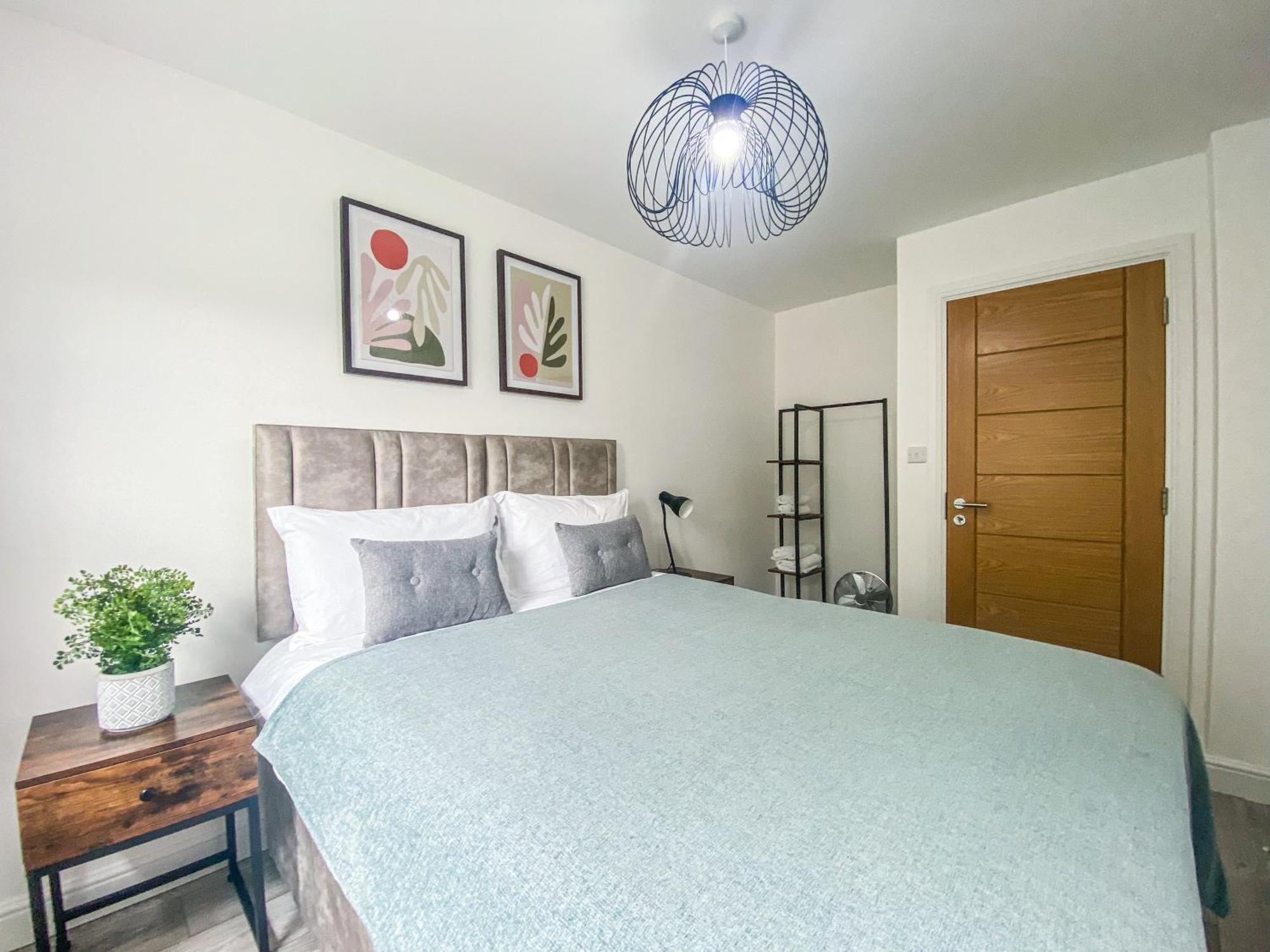 2 Bedroom City Centre Apartment In High Wycombe With Parking Extérieur photo