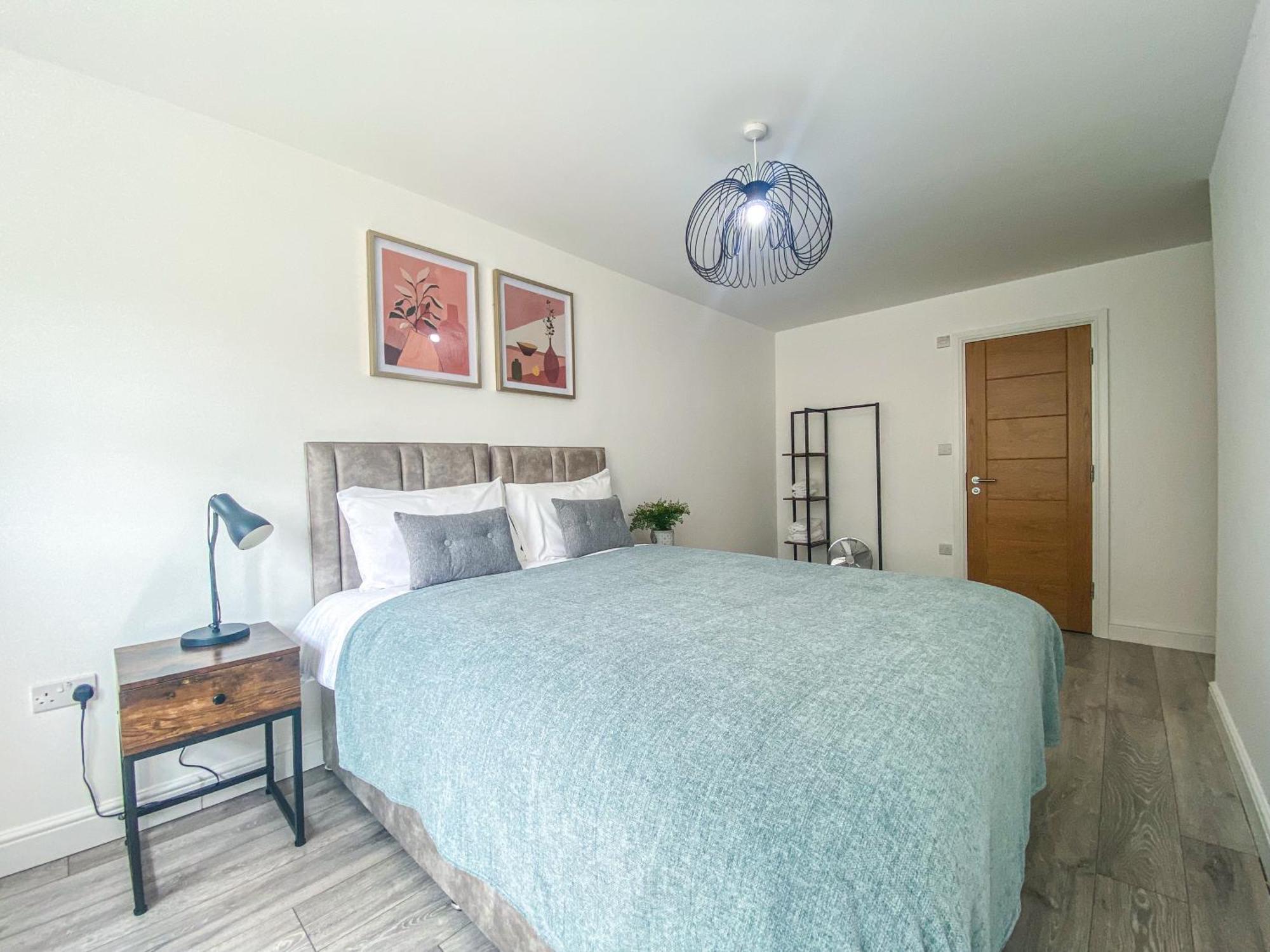 2 Bedroom City Centre Apartment In High Wycombe With Parking Extérieur photo