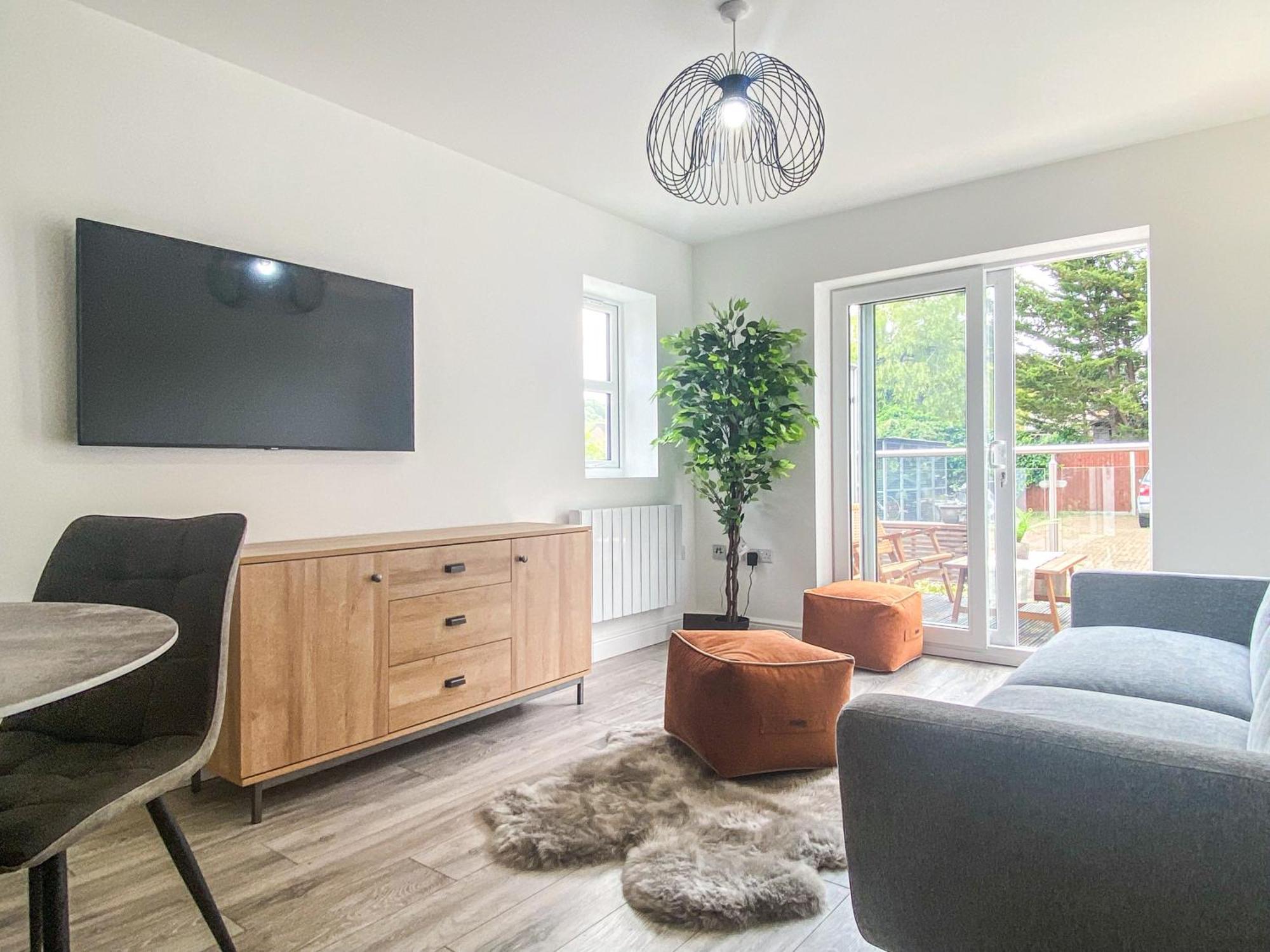 2 Bedroom City Centre Apartment In High Wycombe With Parking Extérieur photo