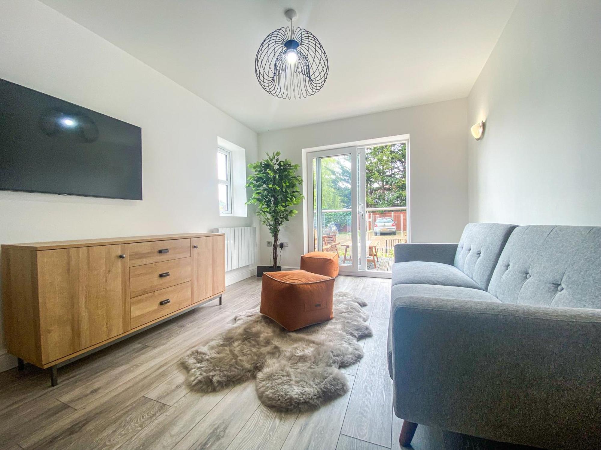2 Bedroom City Centre Apartment In High Wycombe With Parking Extérieur photo