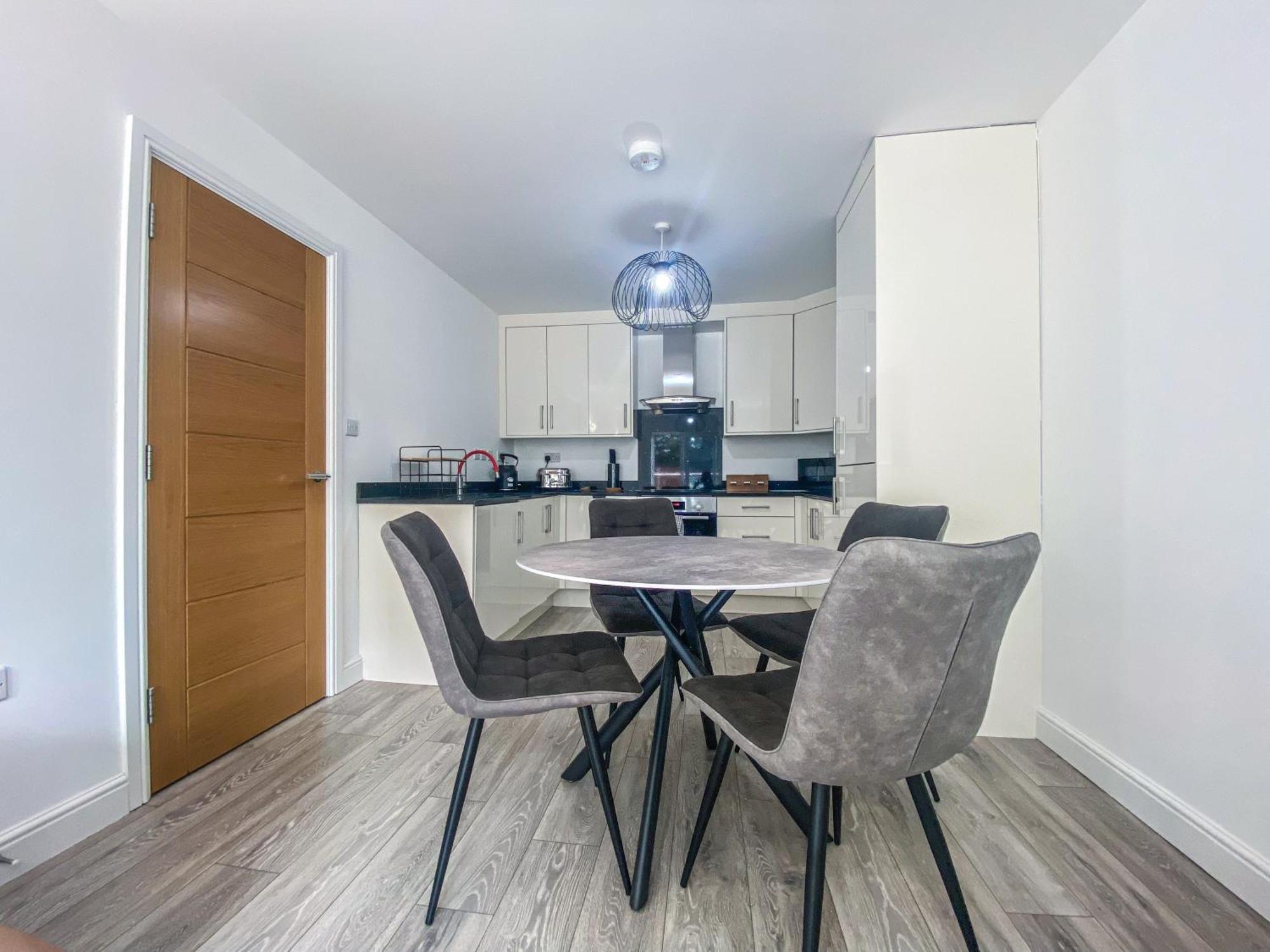 2 Bedroom City Centre Apartment In High Wycombe With Parking Extérieur photo