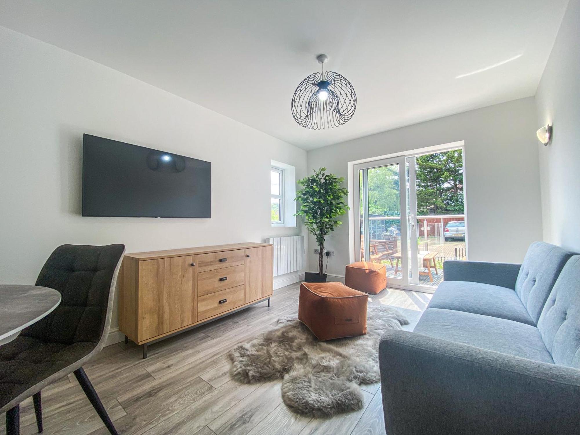 2 Bedroom City Centre Apartment In High Wycombe With Parking Extérieur photo