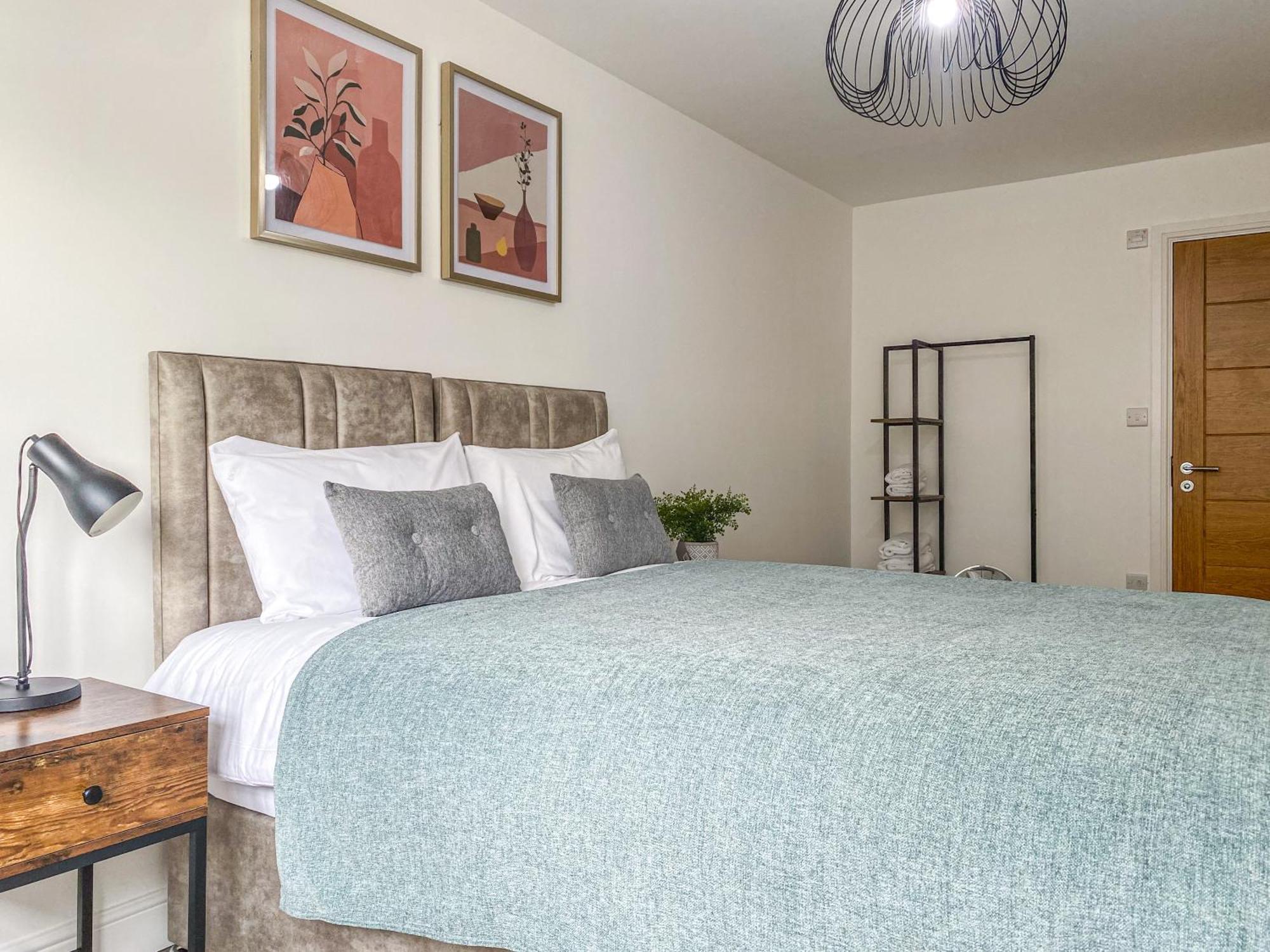 2 Bedroom City Centre Apartment In High Wycombe With Parking Extérieur photo