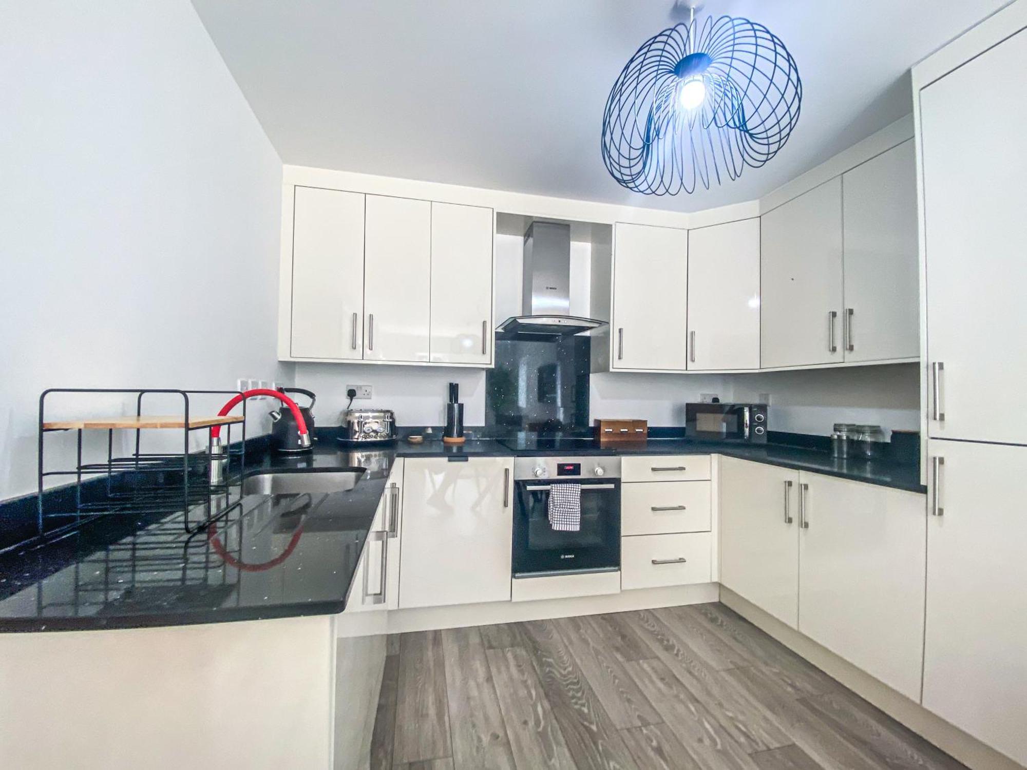 2 Bedroom City Centre Apartment In High Wycombe With Parking Extérieur photo