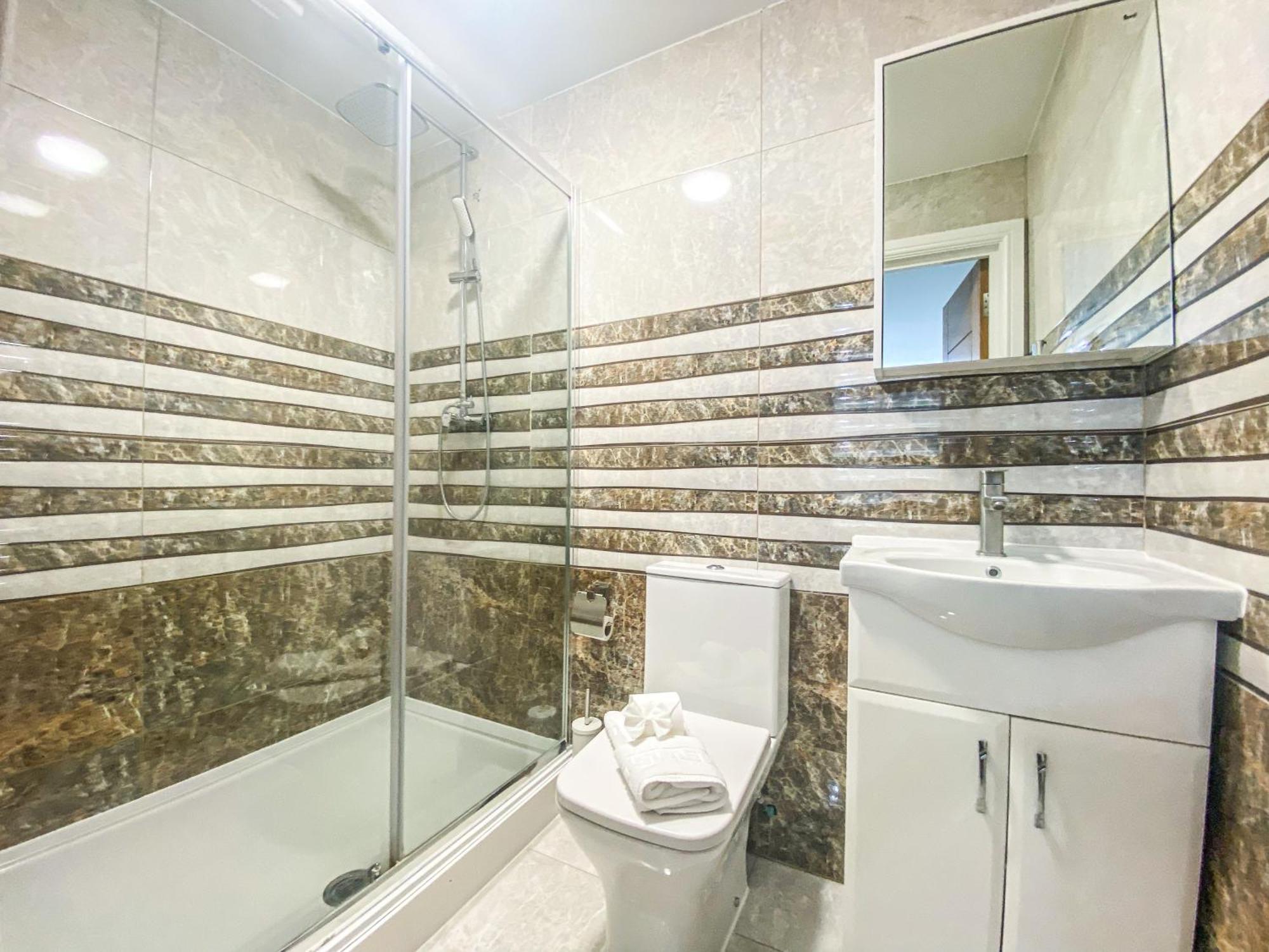 2 Bedroom City Centre Apartment In High Wycombe With Parking Extérieur photo