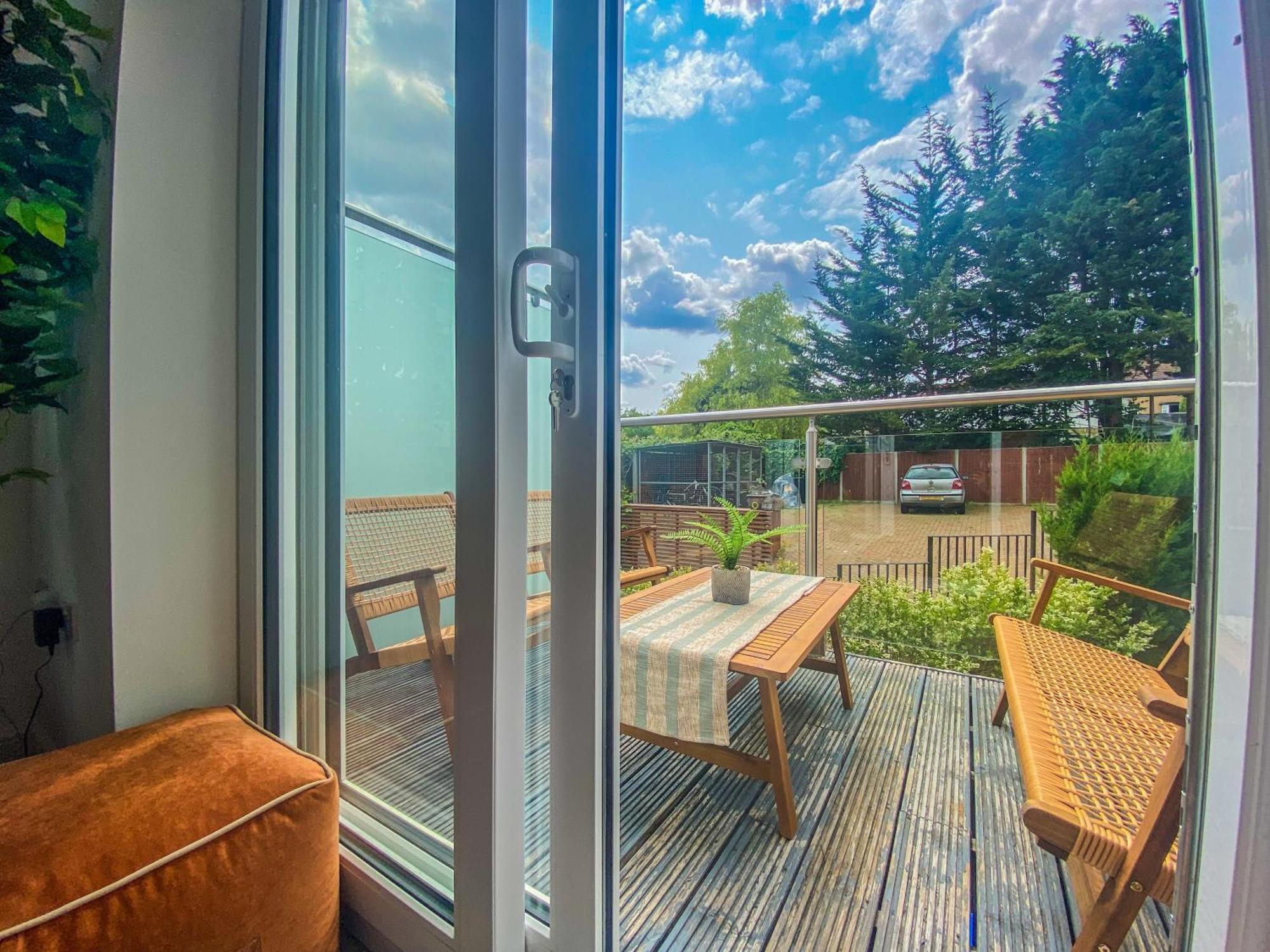 2 Bedroom City Centre Apartment In High Wycombe With Parking Extérieur photo